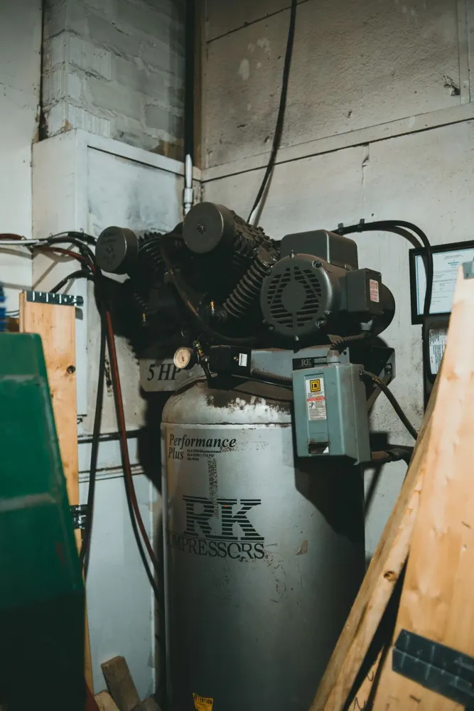 Atölyede elektrik motoru ve tahrik düzeneği